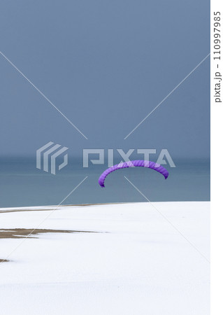 鳥取砂丘の雪景色  110997985