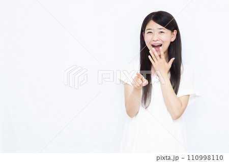 笑顔でびっくりおどろく30代の女性 110998110