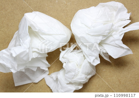丸めたティッシュペーパー 丸めたティッシュペーパー 110998117