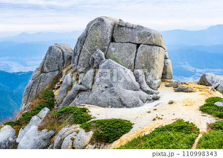 日本百名山空木岳登山 池山尾根ルート 駒石の写真素材 [110998343] - PIXTA