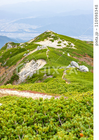 日本百名山空木岳登山　駒峰ヒュッテから駒石に向かう稜線 110998348