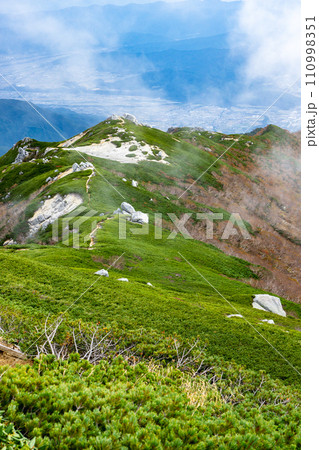 日本百名山空木岳登山　駒峰ヒュッテから駒石に向かう稜線 110998351