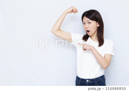 脇汗を気にする40代の女性 110998950