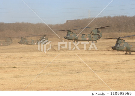 飛び上がる大型ヘリコプター 陸上自衛隊の演習 飛び上がる大型ヘリコプター 陸上自衛隊の演習 110998969