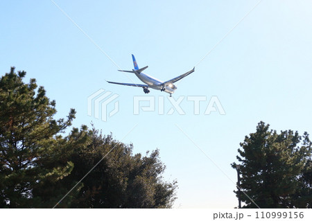 着陸する旅客機　頭上を通過する旅客機 110999156
