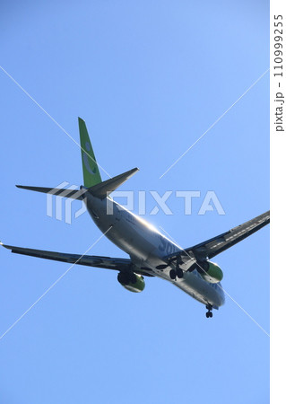 メタリックに輝く旅客機　逆光に輝く旅客機 110999255