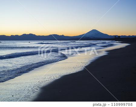 日没後のマジックアワーに湘南から望む富士山 110999708