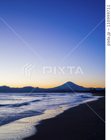 日没後のマジックアワーに湘南から望む富士山 110999711