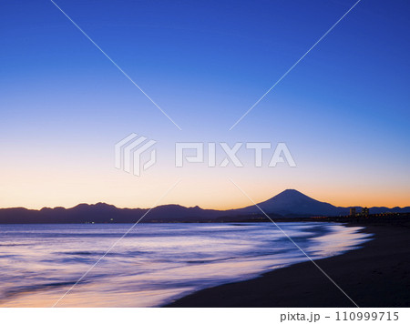 日没後のマジックアワーに湘南から望む富士山 110999715