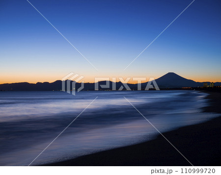 日没後のマジックアワーに湘南から望む富士山 110999720