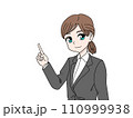 指を差すスーツの女性 110999938