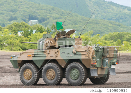 走行する陸上自衛隊87式偵察警戒車 110999953
