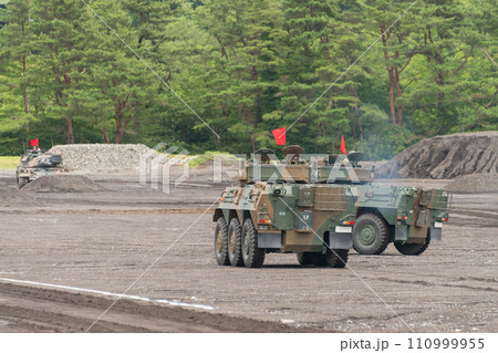 弾薬を装填した陸上自衛隊87式偵察警戒車 110999955