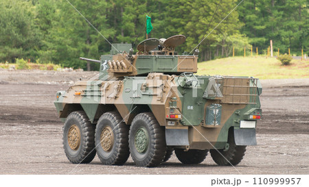 走行する陸上自衛隊87式偵察警戒車 走行する陸上自衛隊87式偵察警戒車 110999957