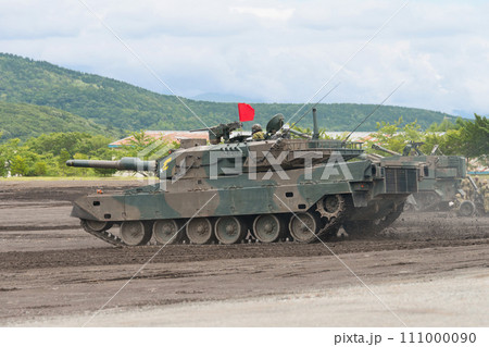 弾薬を装填し駆ける陸上自衛隊90式戦車 弾薬を装填し駆ける陸上自衛隊90式戦車 111000090