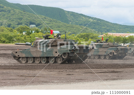 弾薬を装填し駆ける陸上自衛隊90式戦車 弾薬を装填し駆ける陸上自衛隊90式戦車 111000091