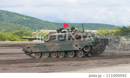 弾薬を装填し駆ける陸上自衛隊90式戦車 111000092