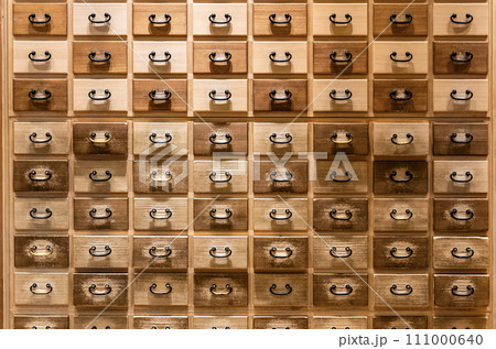 壁一面のビンテージな薬棚 壁一面のビンテージな薬棚 111000640