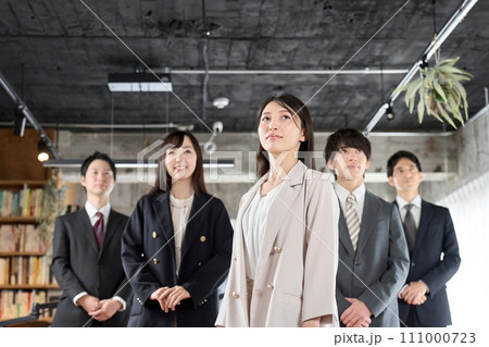 オフィスで活躍する新入社員 オフィスで活躍する新入社員 111000723