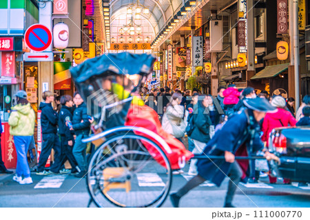 日本の東京都市景観JN.1…脅威の人出・観光客も急増…賑わう浅草の観音通りなどを望む=1月27日 日本の東京都市景観JN.1…脅威の人出・観光客も急増…賑わう浅草の観音通りなどを望む=1月27日 111000770
