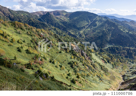 志賀高原の紅葉の絶景を望む 志賀高原の紅葉の絶景を望む 111000786