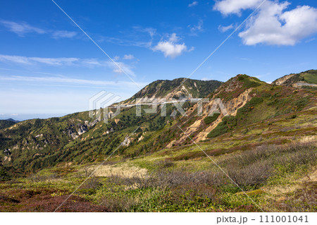 秋の志賀高原の美しい横手山を望む 111001041