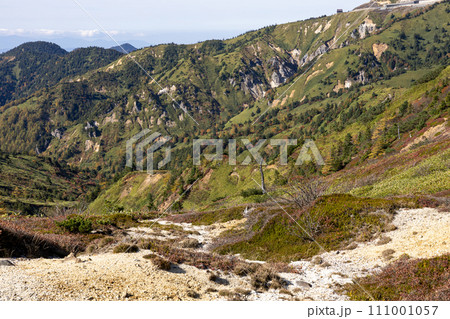 秋の志賀高原の美しい横手山を望む 111001057