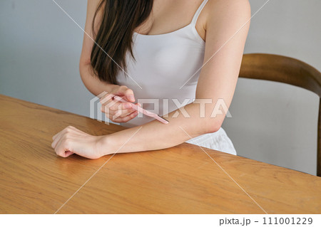 レディースカミソリで腕毛を剃る30代女性 レディースカミソリで腕毛を剃る30代女性 111001229