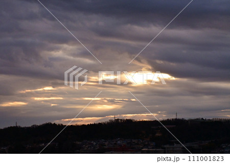 雲間からもれる陽光 雲間からもれる陽光 111001823