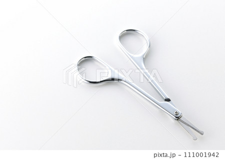 鼻毛を切るハサミを白背景で撮影 鼻毛を切るハサミを白背景で撮影 111001942