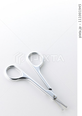 鼻毛を切るハサミを白背景で撮影 111001945