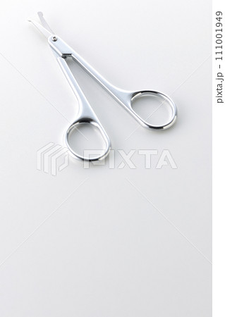 鼻毛を切るハサミを白背景で撮影 鼻毛を切るハサミを白背景で撮影 111001949