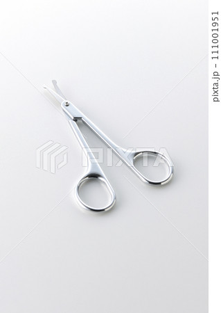 鼻毛を切るハサミを白背景で撮影 111001951