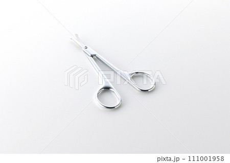 鼻毛を切るハサミを白背景で撮影 鼻毛を切るハサミを白背景で撮影 111001958