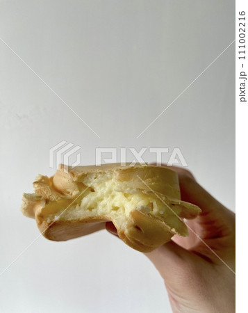 手 両手 手の上 111002216