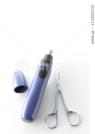 鼻毛を切るハサミと鼻毛カッター 111002332