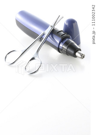 鼻毛を切るハサミと鼻毛カッター 111002342