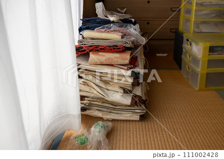 不要な着物を整理しようと和ダンスから出して積み上げてある和室 111002428