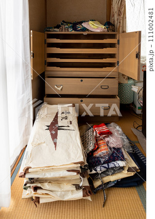 不要な着物を整理しようと和ダンスを開けて、中から出して積み上げてある和室 111002481
