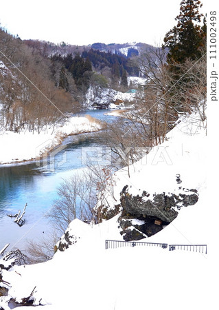 冬の青森県西目屋村の岩木川とガマ石 冬の青森県西目屋村の岩木川とガマ石 111002498
