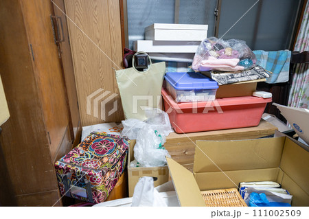 物のたくさん置いてある古い家の物置部屋(納戸) 物のたくさん置いてある古い家の物置部屋(納戸) 111002509