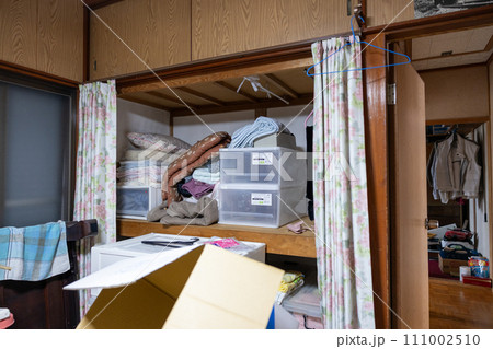 物のたくさん置いてある古い家の物置部屋（納戸） 111002510