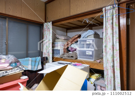 物のたくさん置いてある古い家の物置部屋(納戸) 物のたくさん置いてある古い家の物置部屋(納戸) 111002512