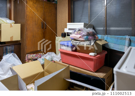 物のたくさん置いてある古い家の物置部屋（納戸） 111002513