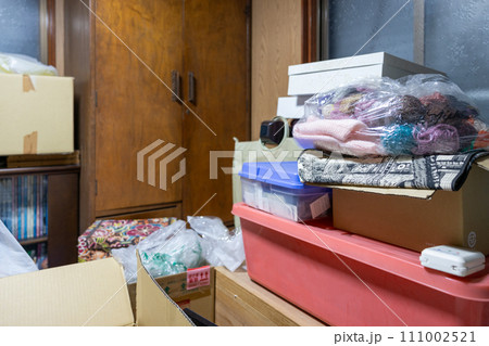 物のたくさん置いてある古い家の物置部屋（納戸） 111002521