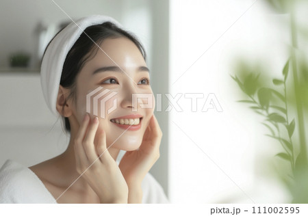 鏡の前で保湿液を塗る女性（AI生成画像） 111002595