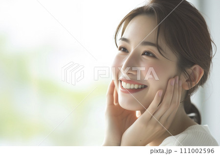 若い女性の笑顔　顔アップ　ビューティーイメージ（AI生成画像） 111002596