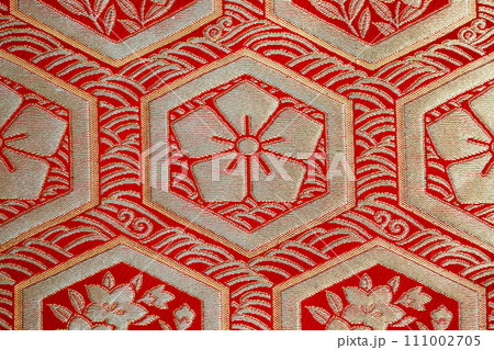 赤と金色の金襴生地 111002705