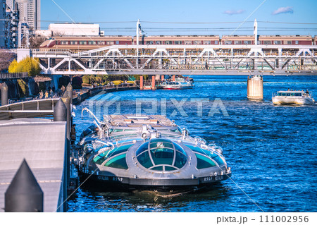 日本の東京都市景観 浅草水上バス乗船場のホタルナやアーバンランチ、あじさい…奥にスペーシア＝27日 111002956