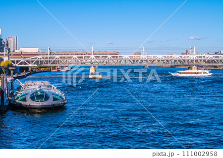 日本の東京都市景観 浅草水上バス乗船場のホタルナやアーバンランチ、ふぇにっくす、あじさい、特急＝1月 111002958